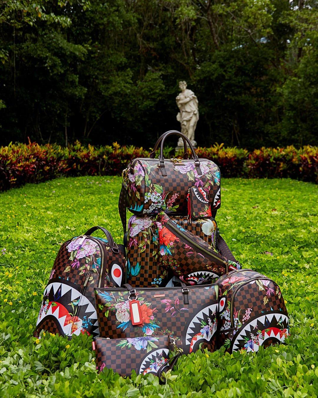 Sprayground New | GARDEN OF SHARKS CROSSOVER CLUTCH
