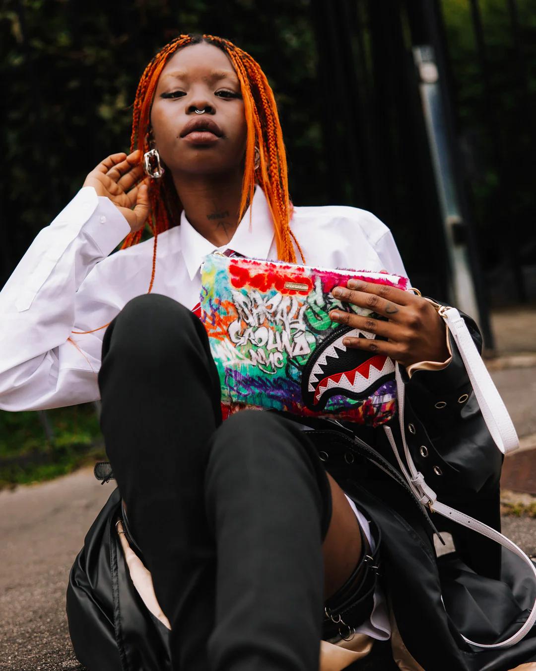 Sprayground Signature | LE MONDE DES GRAFFITIS CROSSOVER CLUTCH