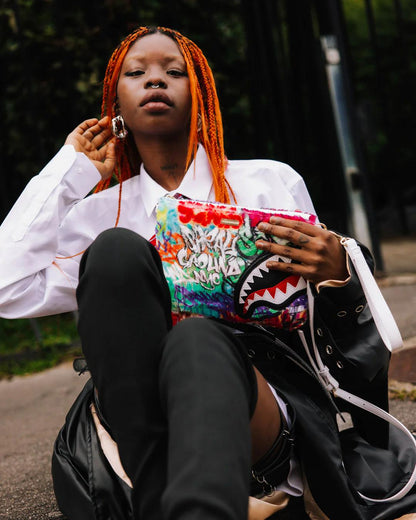 Sprayground Signature | LE MONDE DES GRAFFITIS CROSSOVER CLUTCH