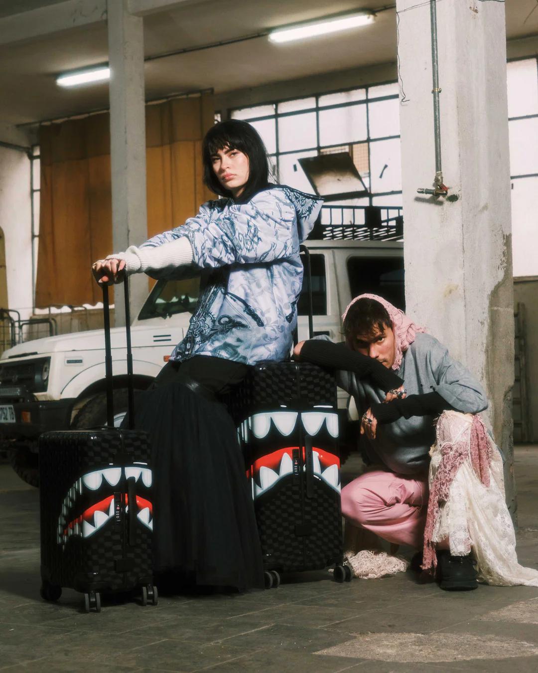 Sprayground Popular | SHARKS IN PARIS HYPER PUFF FULL-SIZE LUGGAGE