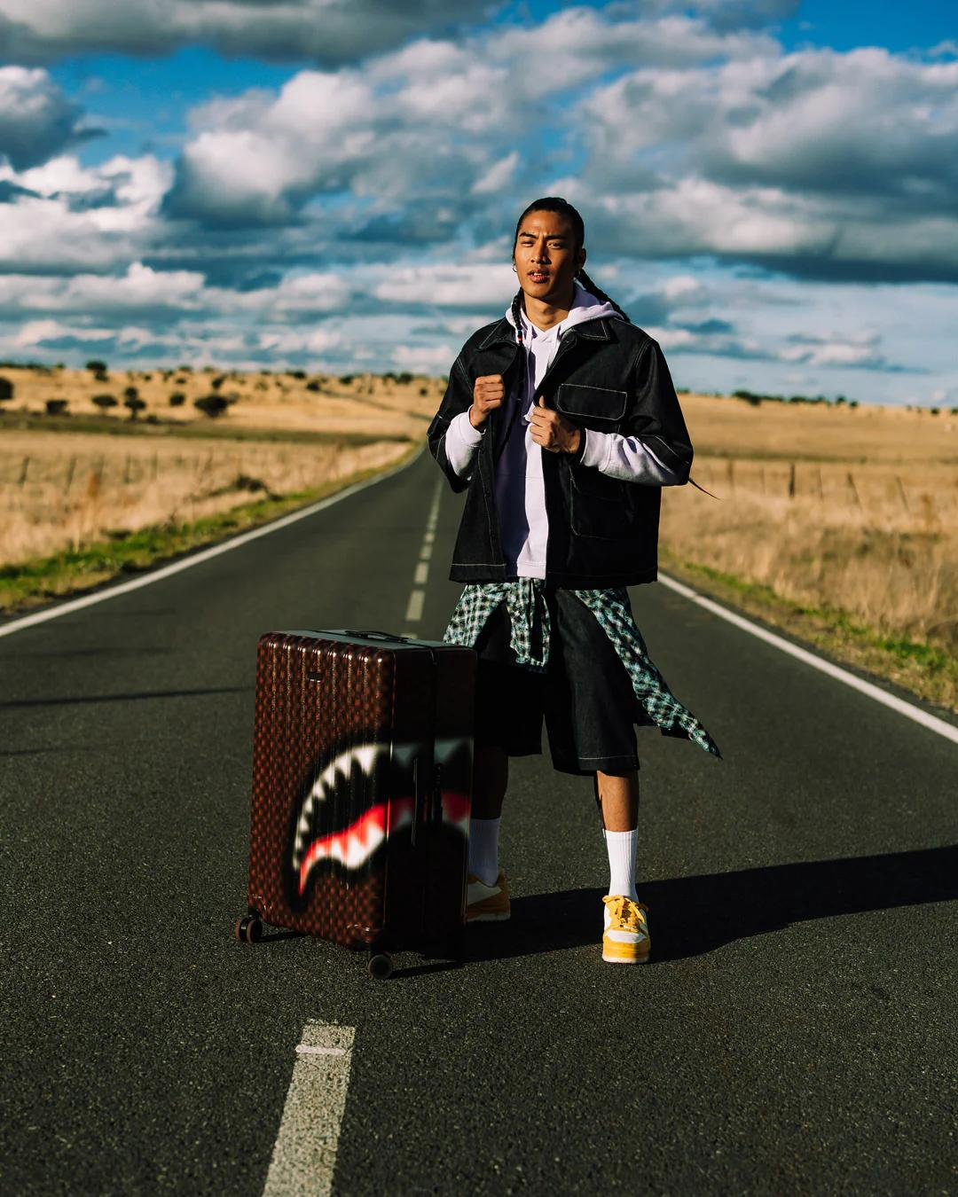 Sprayground Popular | SHARKS IN PARIS BLUR EFFECT FULL SIZE LUGGAGE