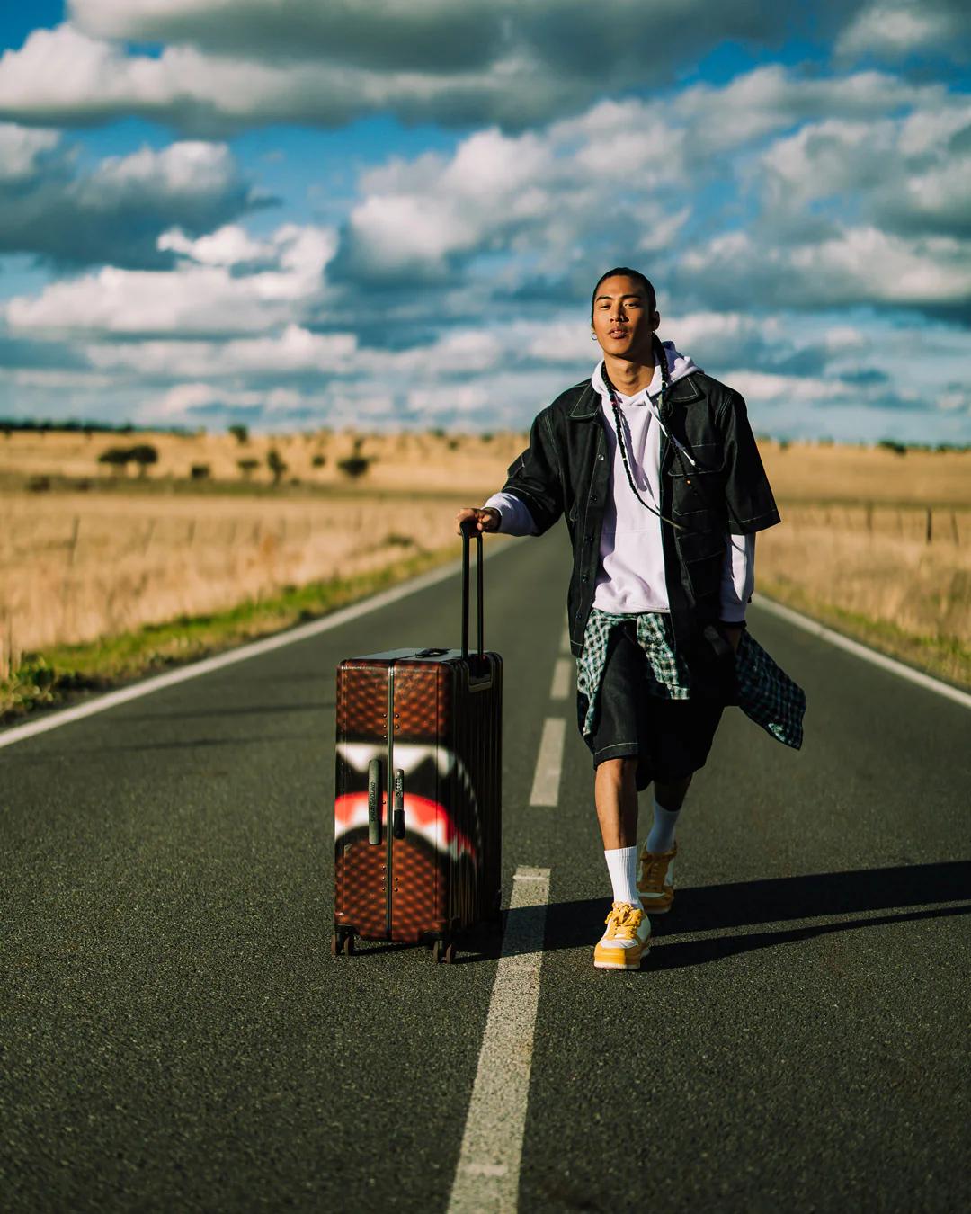Sprayground Popular | SHARKS IN PARIS BLUR EFFECT FULL SIZE LUGGAGE