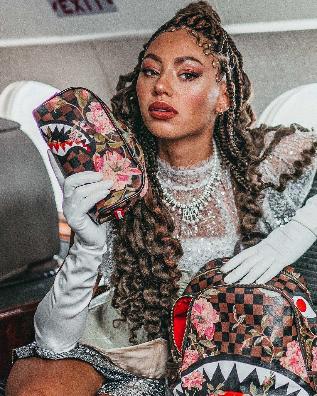 Sprayground Exclusive | SHARKFLOWER POUCH