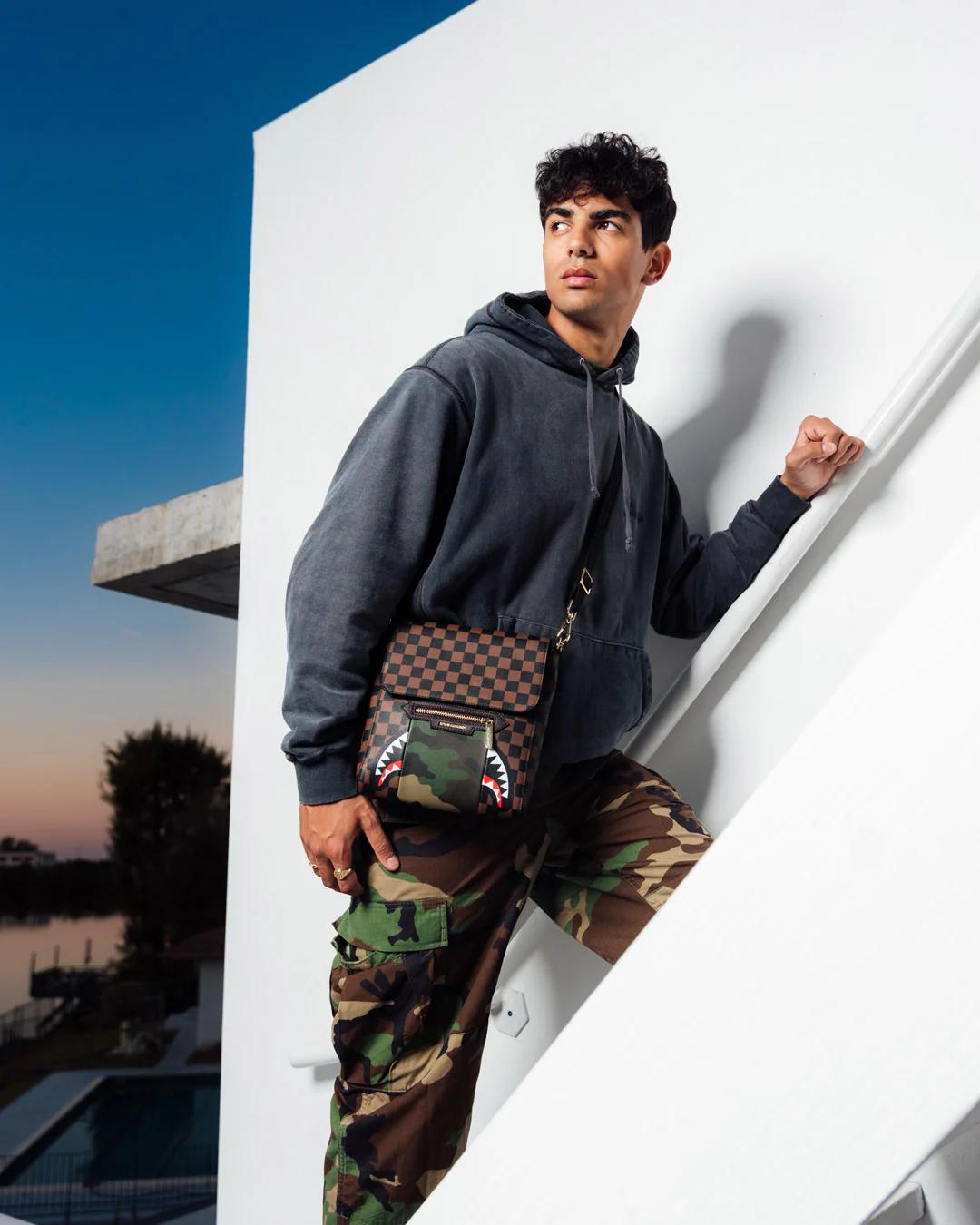 Sprayground Classic | EXTERIOR GOLD ZIP POCKET SHARKS IN PARIS MESSENGER SLING BAG