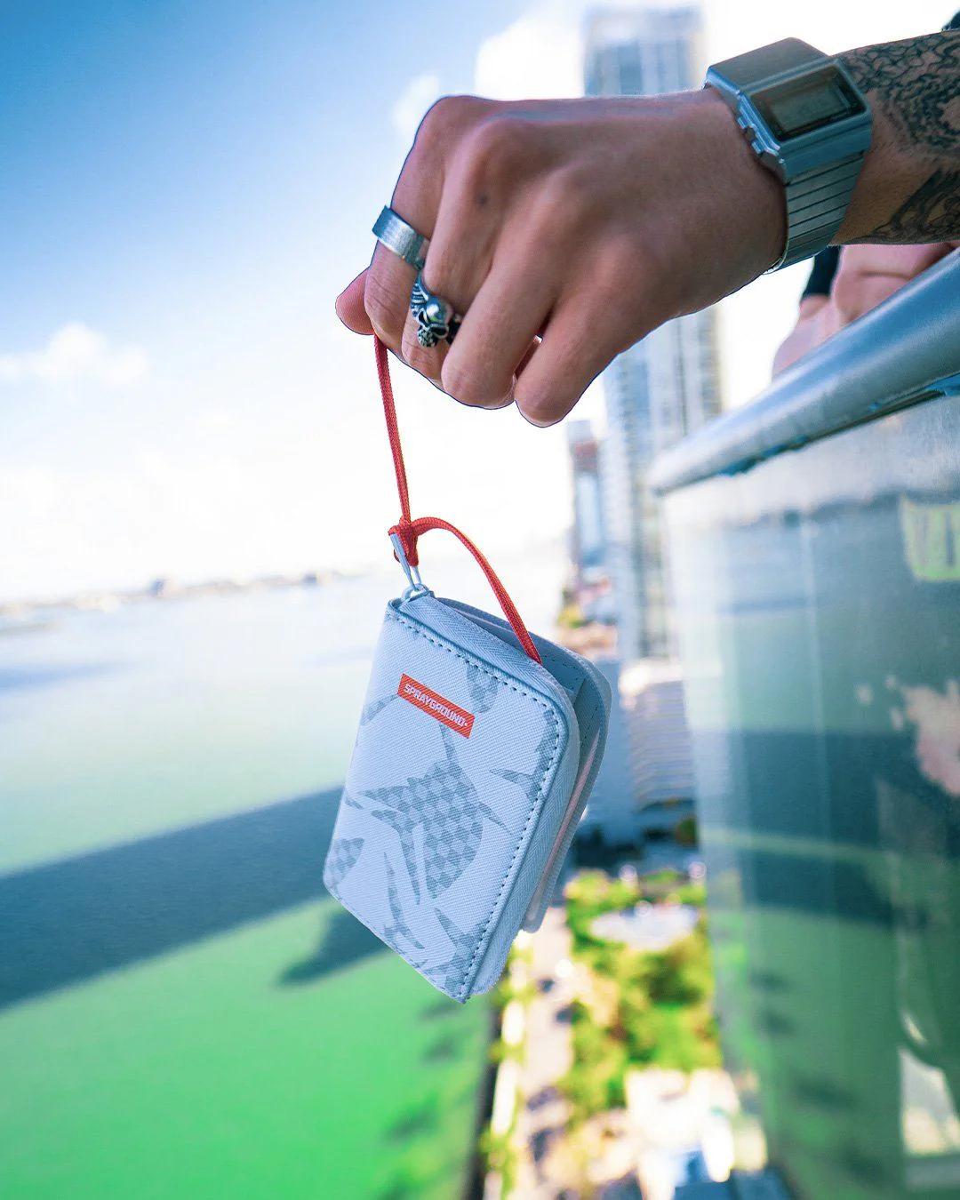 Sprayground Essential | SHARK CHECK (WHITE) WALLET